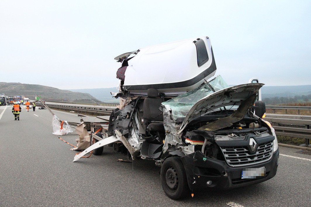 A38 In Thüringen: Lkw Muss Auf Standstreifen Halten – Es Kommt Zum ...