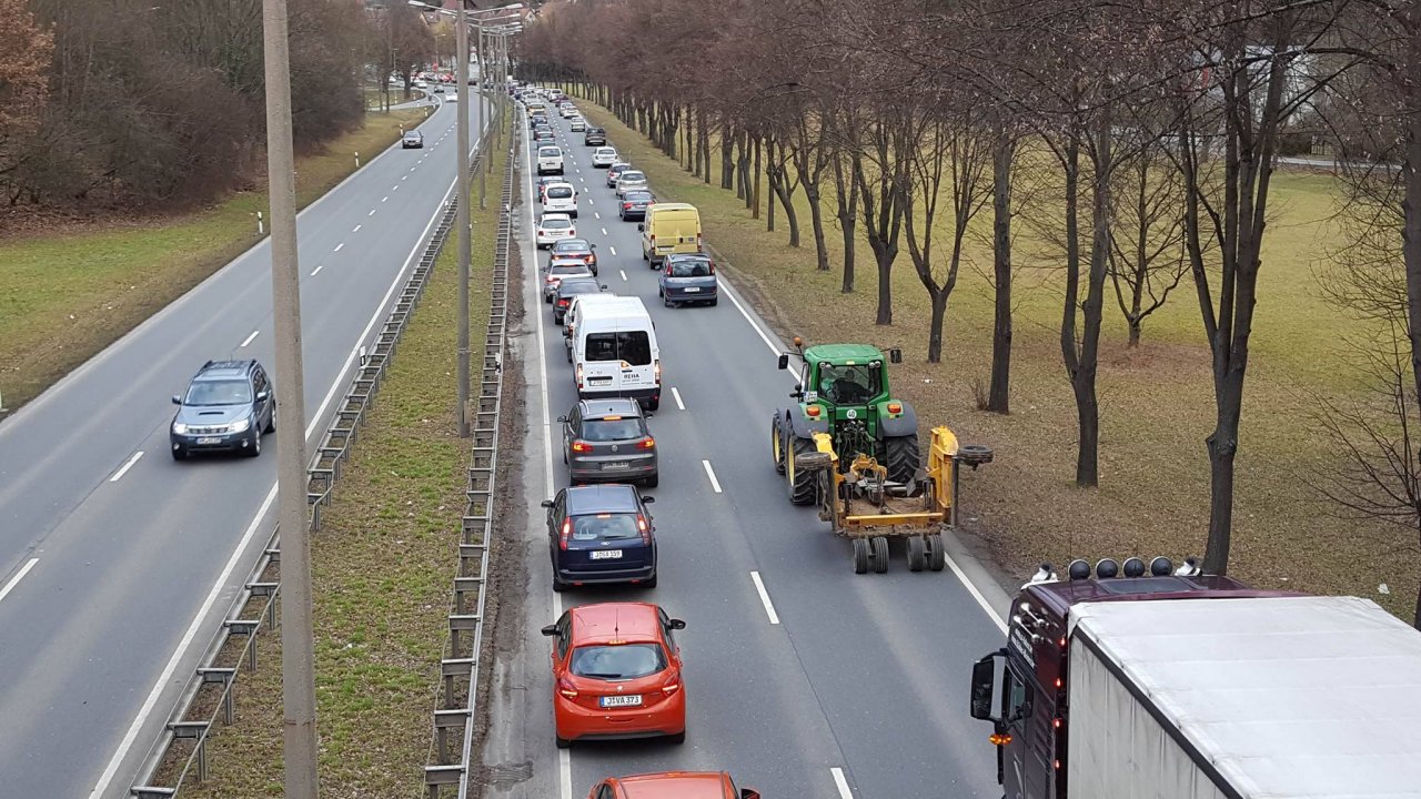 Jena: Lkw Auf Abwegen Sorgt Für Stau Auf B88 - Thueringen24