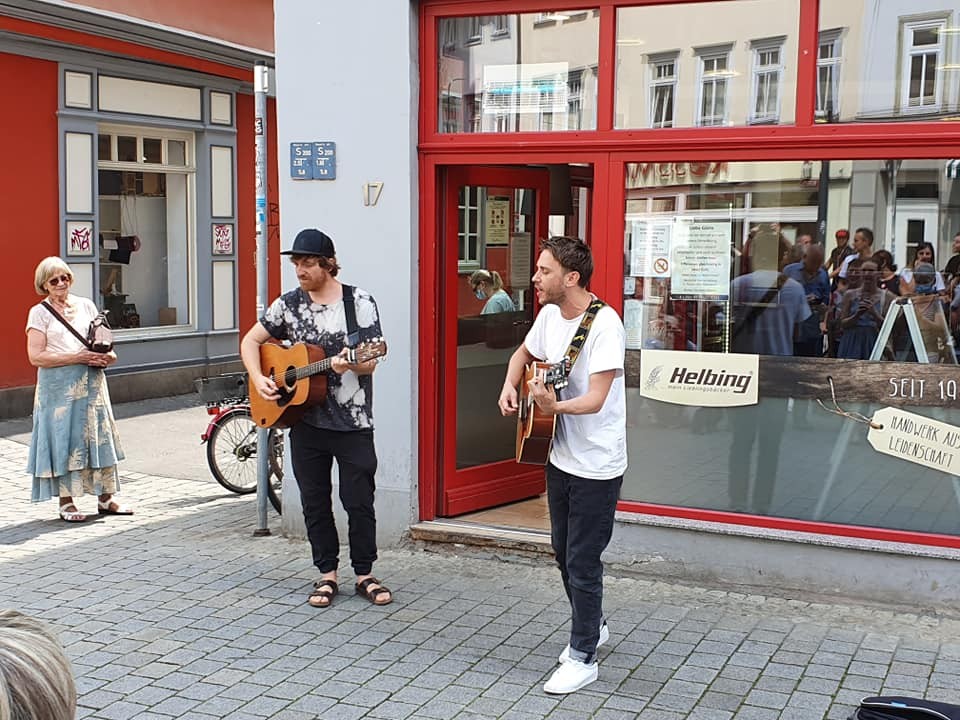 Clueso schnappte sich eine Gitarre und spielte Hits wie „Chicago“ oder „Gewinner“., Völlig selbstverständlich stellte sich Clueso dazu und jammte mit den beiden Straßenmusikern.