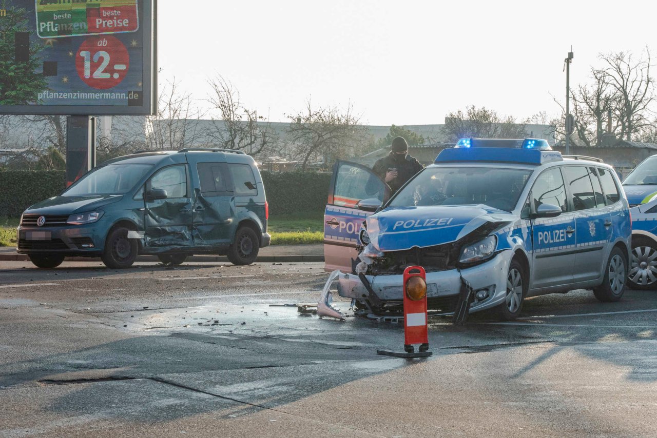 Erfurt: Polizeiwagen Und VW Krachen Ineinander – 3 Verletzte ...