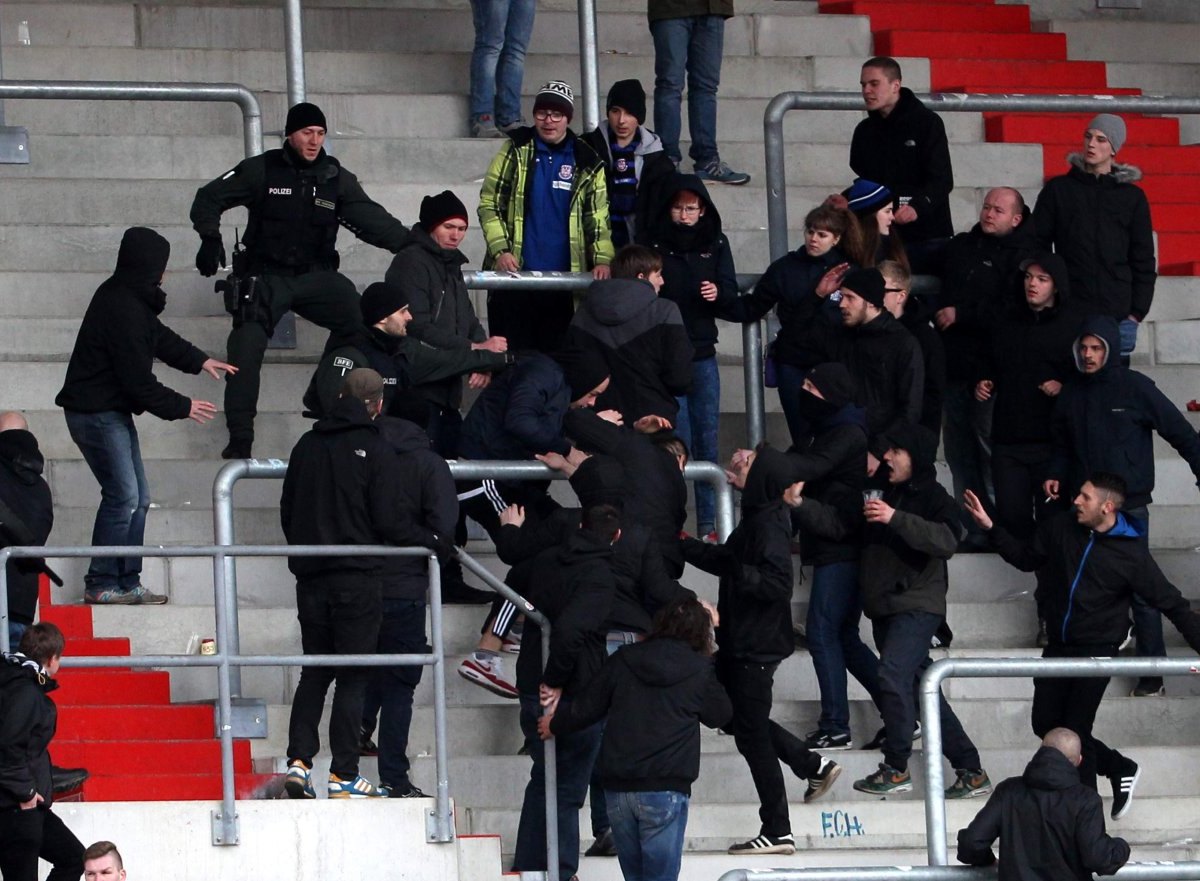 Fan-Ausschreitungen im Steigerwaldstadion in Erfurt