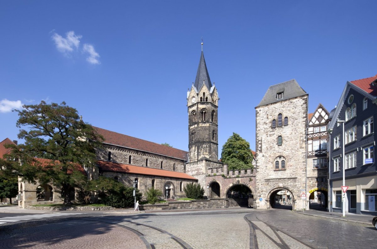 Nikolaikirche und Nikolaitor am Karlsplatz in Eisenach