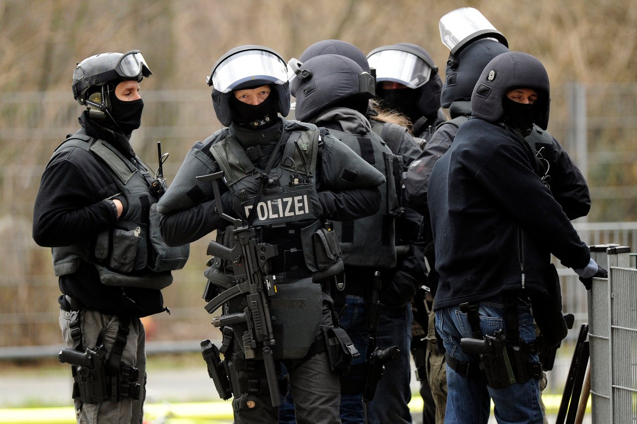 Thüringen-Park Erfurt: Übung! Polizisten Stürmen Einkaufszentrum ...