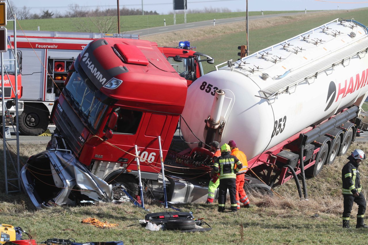 Horror-Unfall Auf Der B92 In Weida: Lkw Zerdrückt Auto Mit Zwei ...