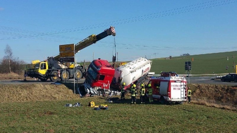 Unfall auf der B92 bei Weida - Lkw begräbt Auto unter sich