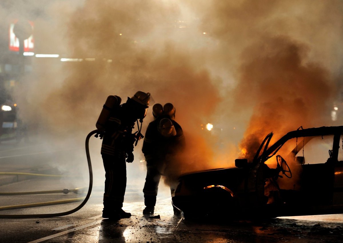 auto brennt nachts feuerwehr