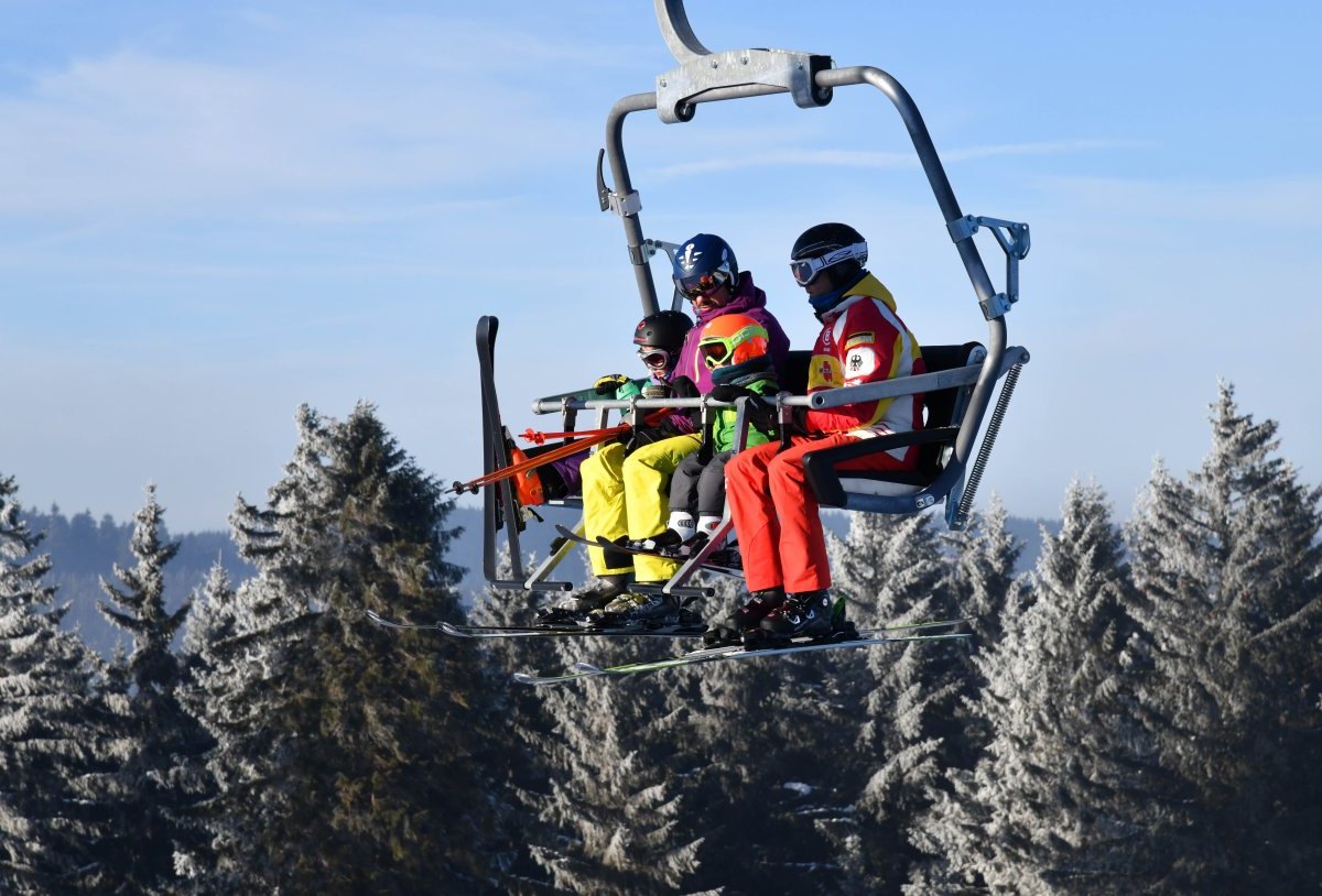 thüringer wald schnee oberhof lift skifahrer