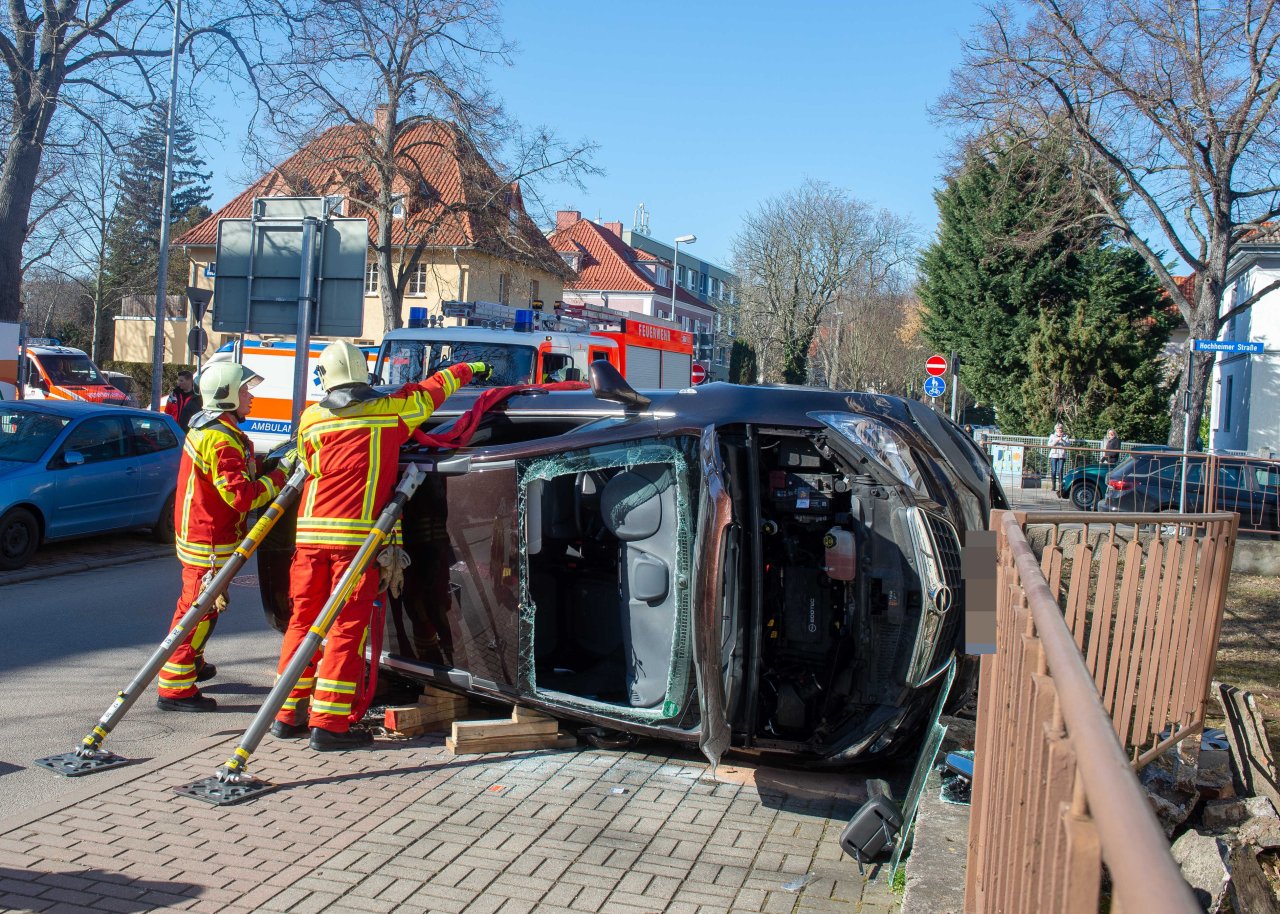 Schwerer Unfall An Kreuzung In Erfurt: Auto Kippt Um – Frau Eingeklemmt ...