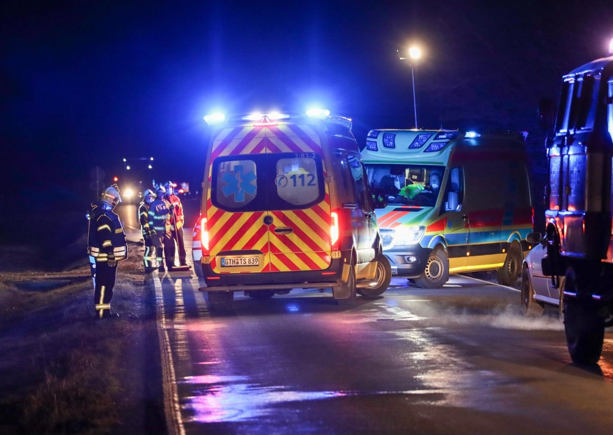 unfall gotha feuerwehr rettungswagen abend nacht