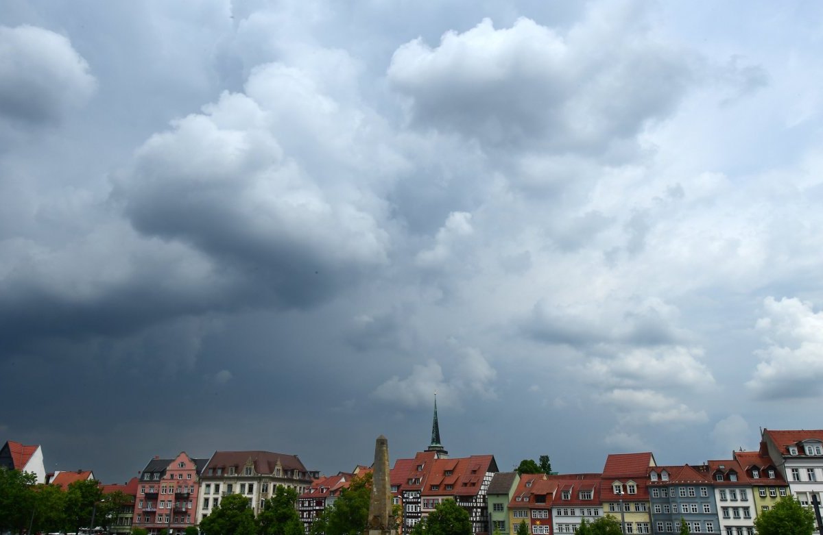 wetter unwetter dunkle wolken erfurt warnung gewitter domplatz