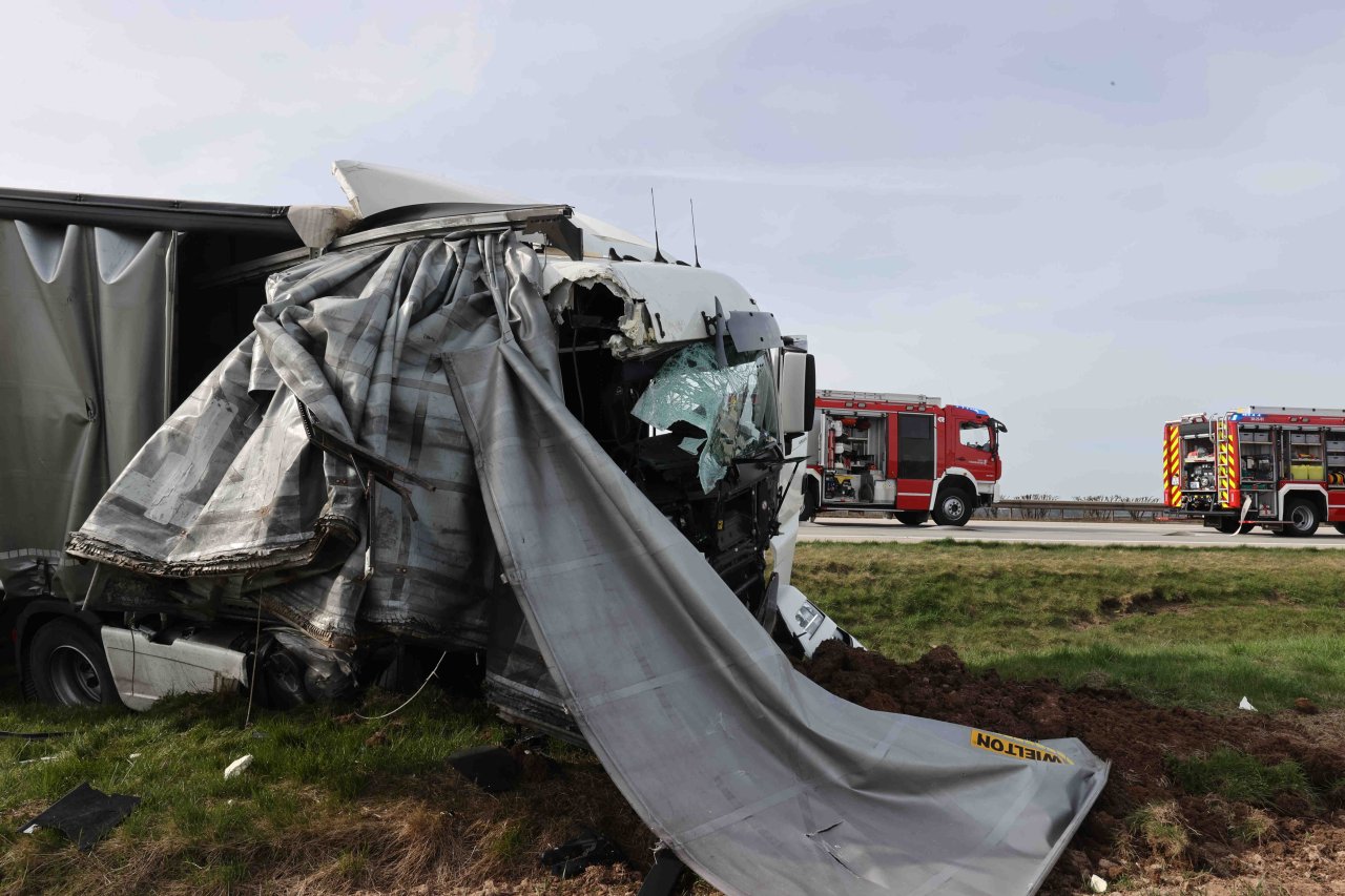 A In Th Ringen Heftiger Lkw Crash Ladefl Che Komplett Aufgerissen Thueringen