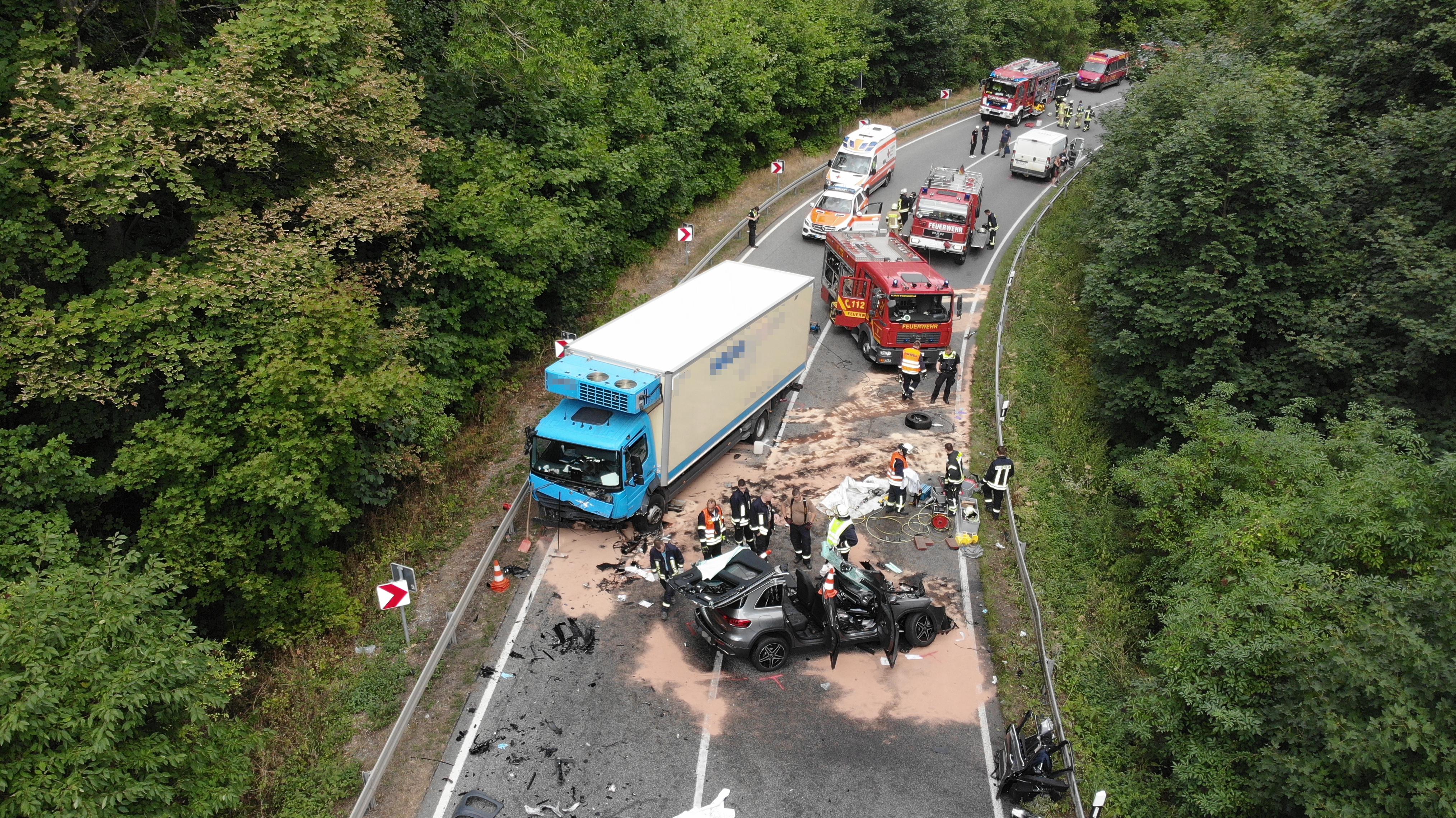 Thüringen: Mercedes Kracht Frontal In Lkw – Fahrer Schwerstverletzt ...