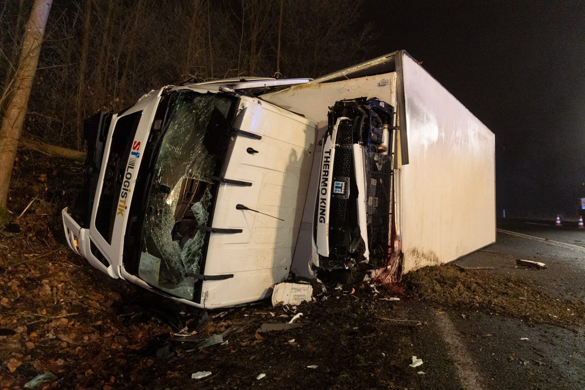 Thüringen: Schwerer Laster-Crash! Fahrer In Kabine Eingeschlossen ...