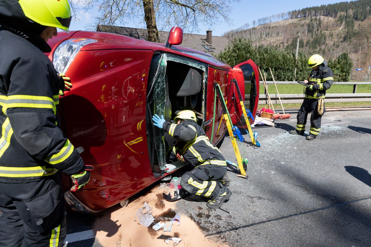 Thüringen: Auto Kracht Gegen Leitplanke – Mehrere Personen Eingeklemmt ...