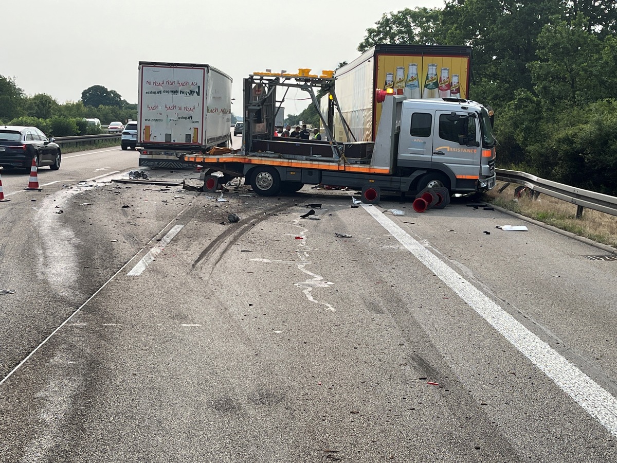 A4 In Thüringen: Heftiger Lkw-Unfall! Männer Retten Sich Mit Sprung ...