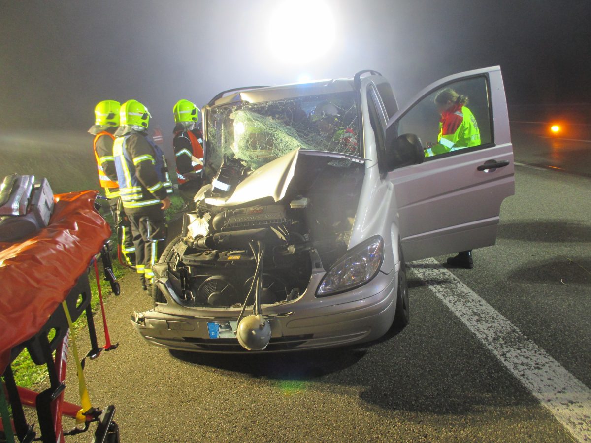 A4 in Thüringen: Schwerer Unfall! Kleinbus kracht in Lkw - Thueringen24