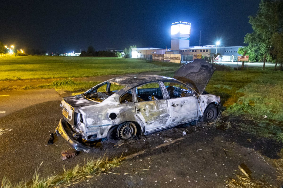 Erfurt: Auto Fackelt Komplett Ab! Feuerteufel Treibt Sein Unwesen ...