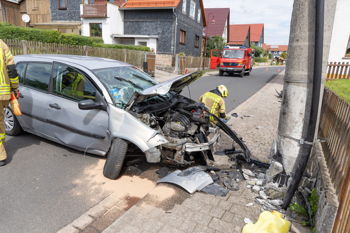 Thüringen: Heftiger Crash! Fahrerin Donnert Frontal Gegen Mast ...