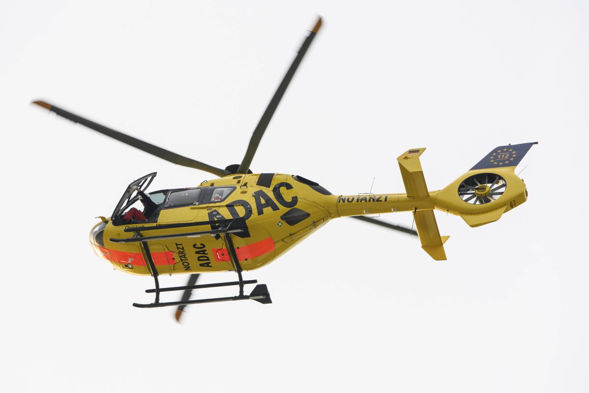 Rettungshubschrauber vom ADAC fliegt