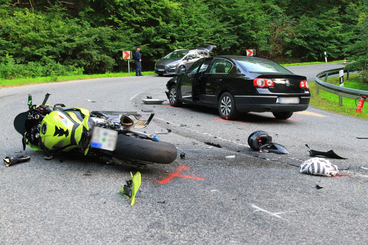 Thüringen: Schlimmer Unfall! Auto Kracht In Biker – Drei Menschen ...