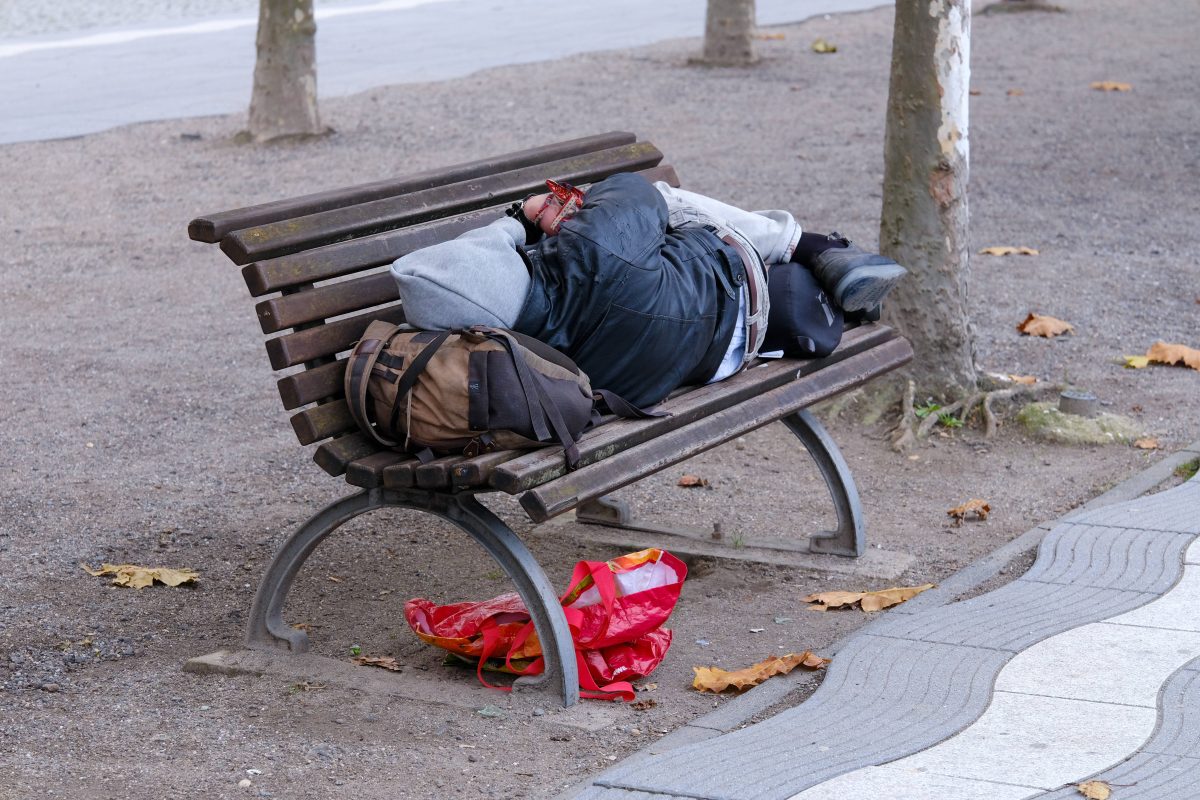 In Erfurt ist Obdachlosigkeit ein Problem. Ein neues Projekt soll Wohnungslose in der kalten Jahreszeit unterstützen. (Symbolbild)