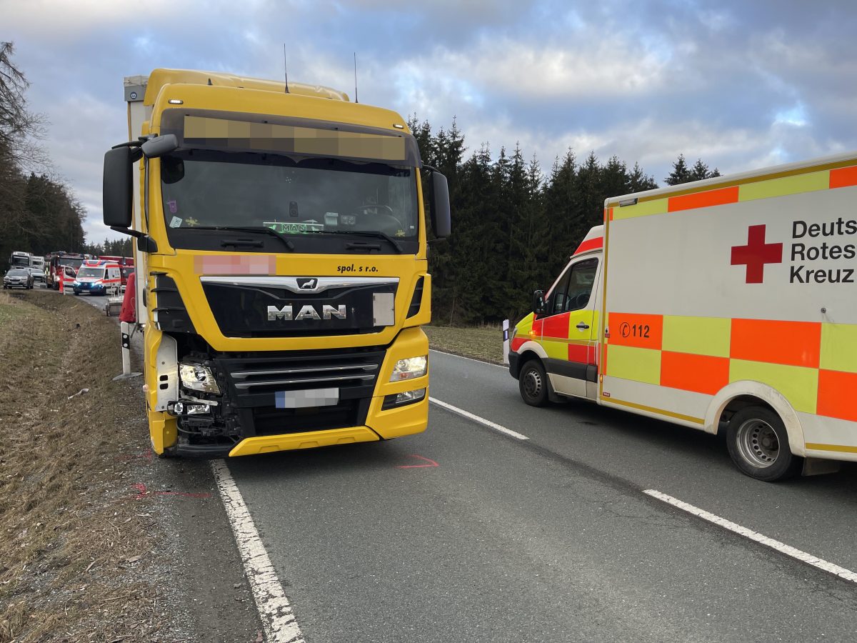 Thüringen: Tödlicher Unfall Auf Der B90! Fußgänger Von Lkw Erfasst ...