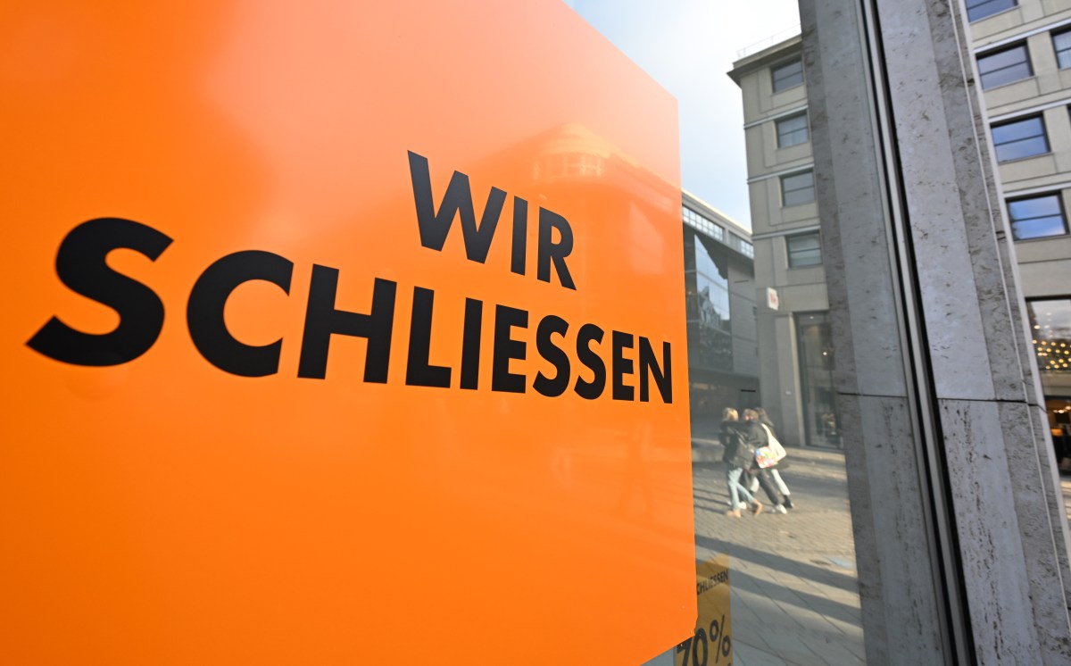 "Wir schließen" steht auf einem Schild im Schausfenster eines geschlossenen Geschäft im Einzelhandel in der Fußgängerzone in Stuttgart.