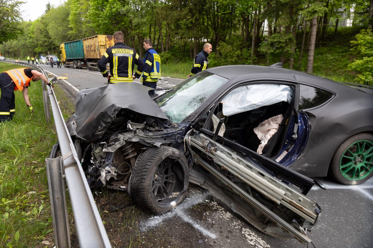 Th Ringen Schwerer Frontal Crash Auto Fahrer Mit Fatalem Fehler Thueringen