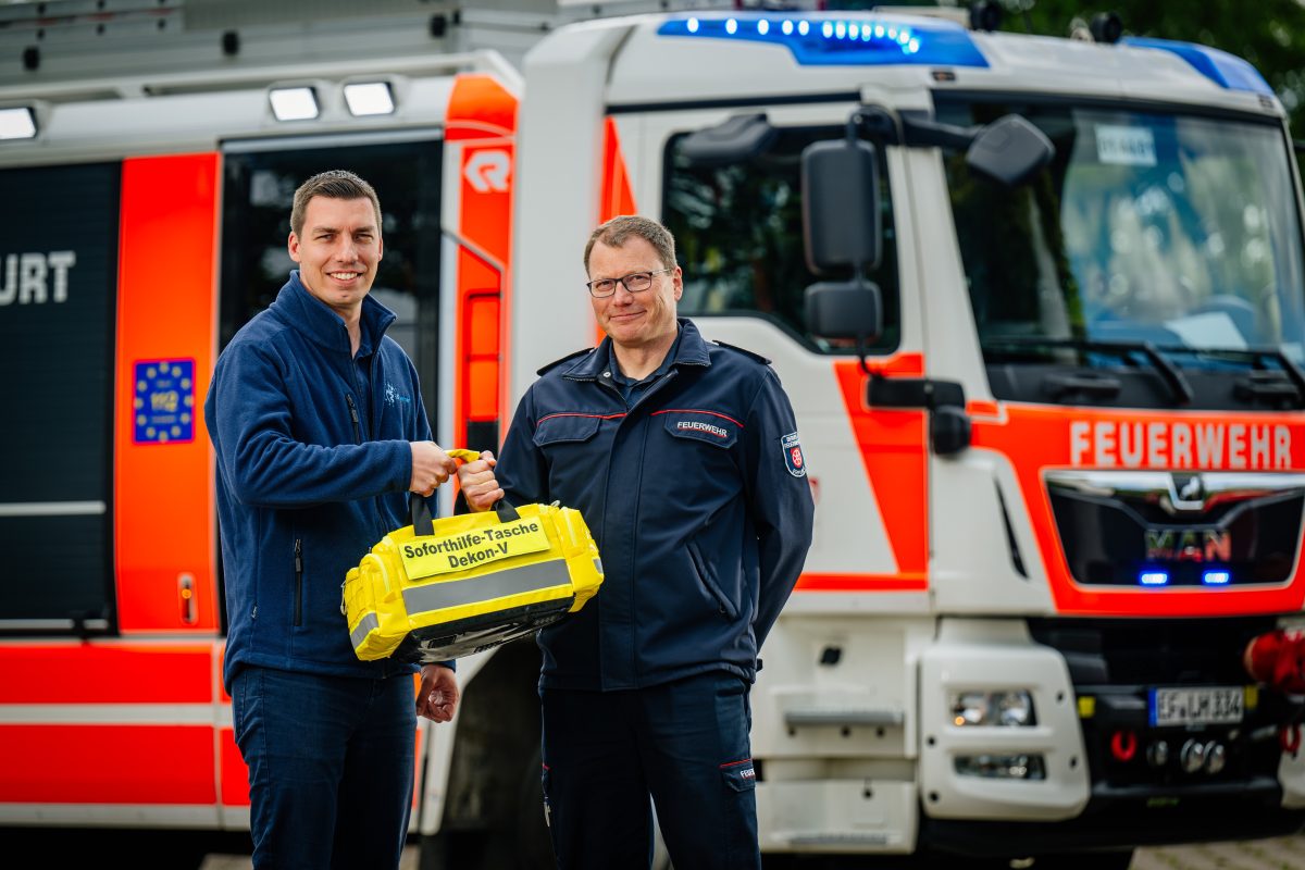 Christian Hagedorn von der EST biochem GmbH (links) und Lars Angler von der Berufsfeuerwehr Erfurt freuen sich über die fertige Tasche.