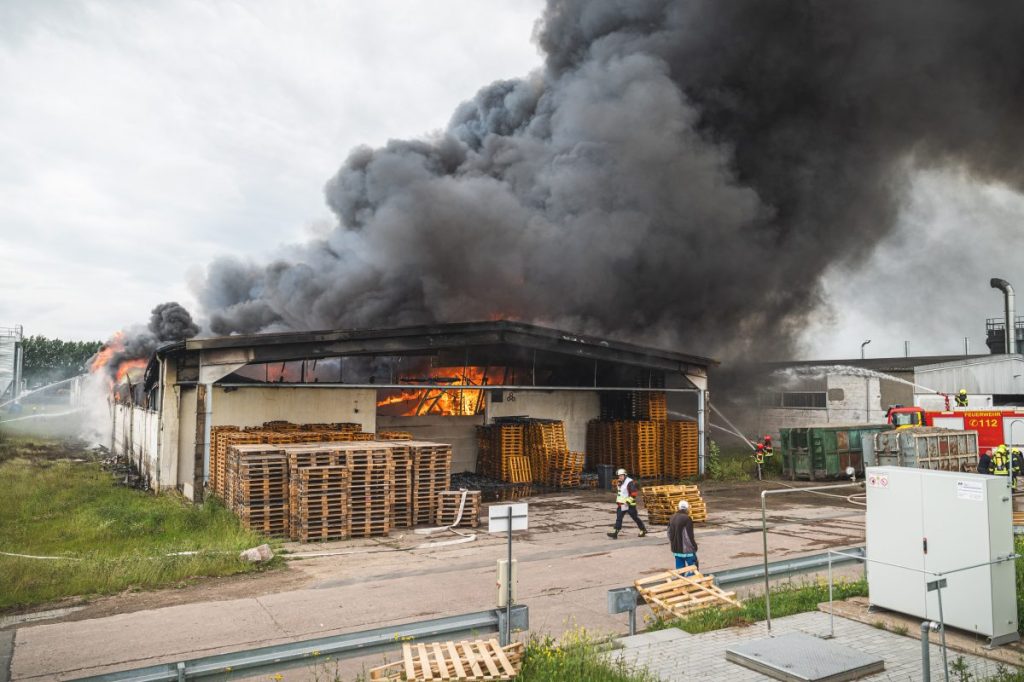 Es brennt große eine Lagerhalle der Firma Cabka in Weira.