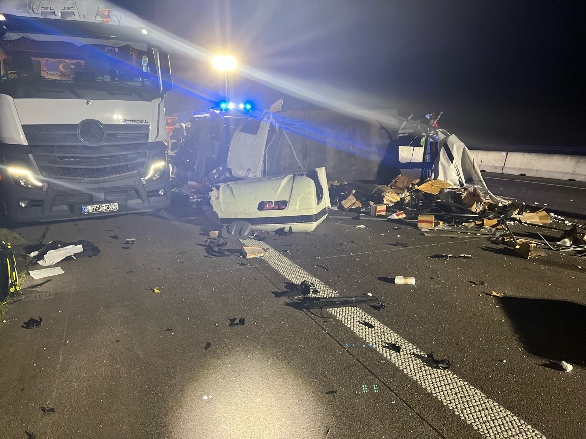 A4 in Thüringen: Transporter kracht ungebremst in Lkw! Autobahn voll gesperrt