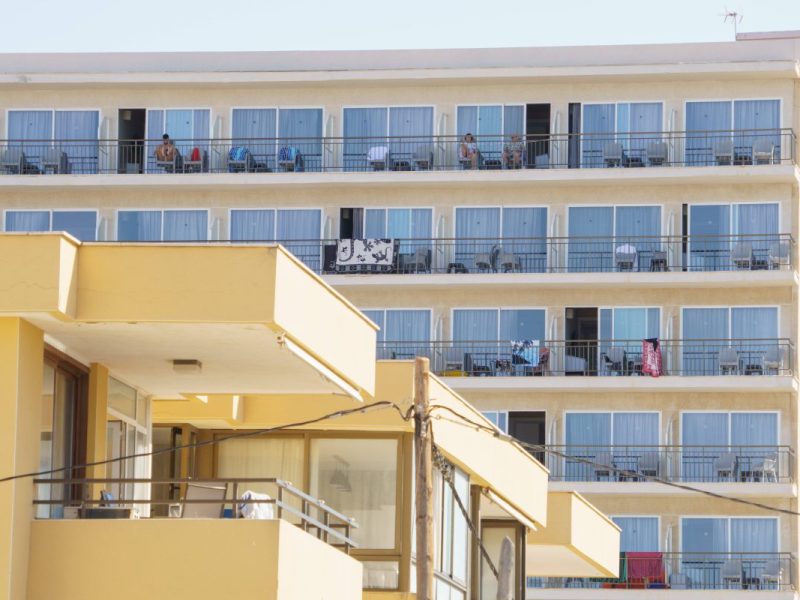 Urlaub auf Mallorca: Deutscher steht auf Balkon an der Playa – was er dann macht, ist kaum zu fassen