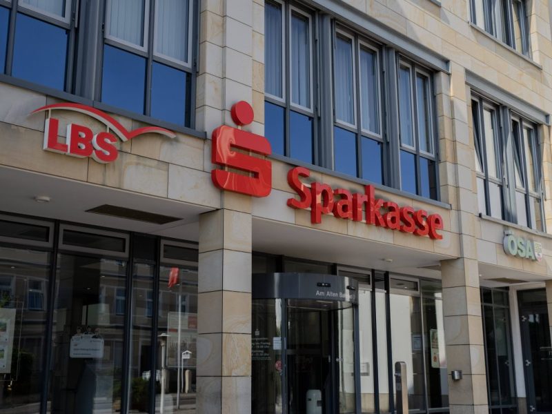 Thüringen: Sparkassen-Kunde will Geld wechseln – dann trifft ihn der Schlag! „Frech und dreist“