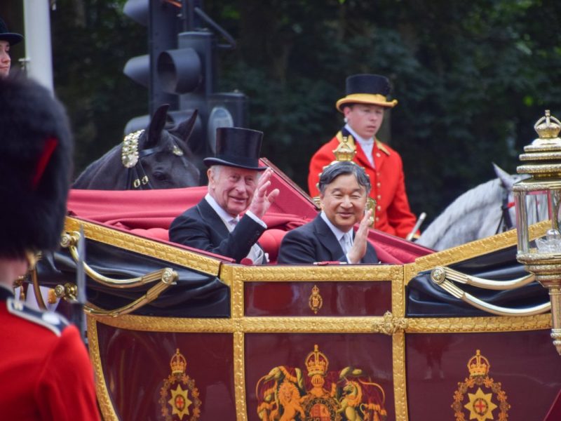 König Charles III. empfängt Staatsgäste – dieses kuriose Detail sticht sofort ins Auge