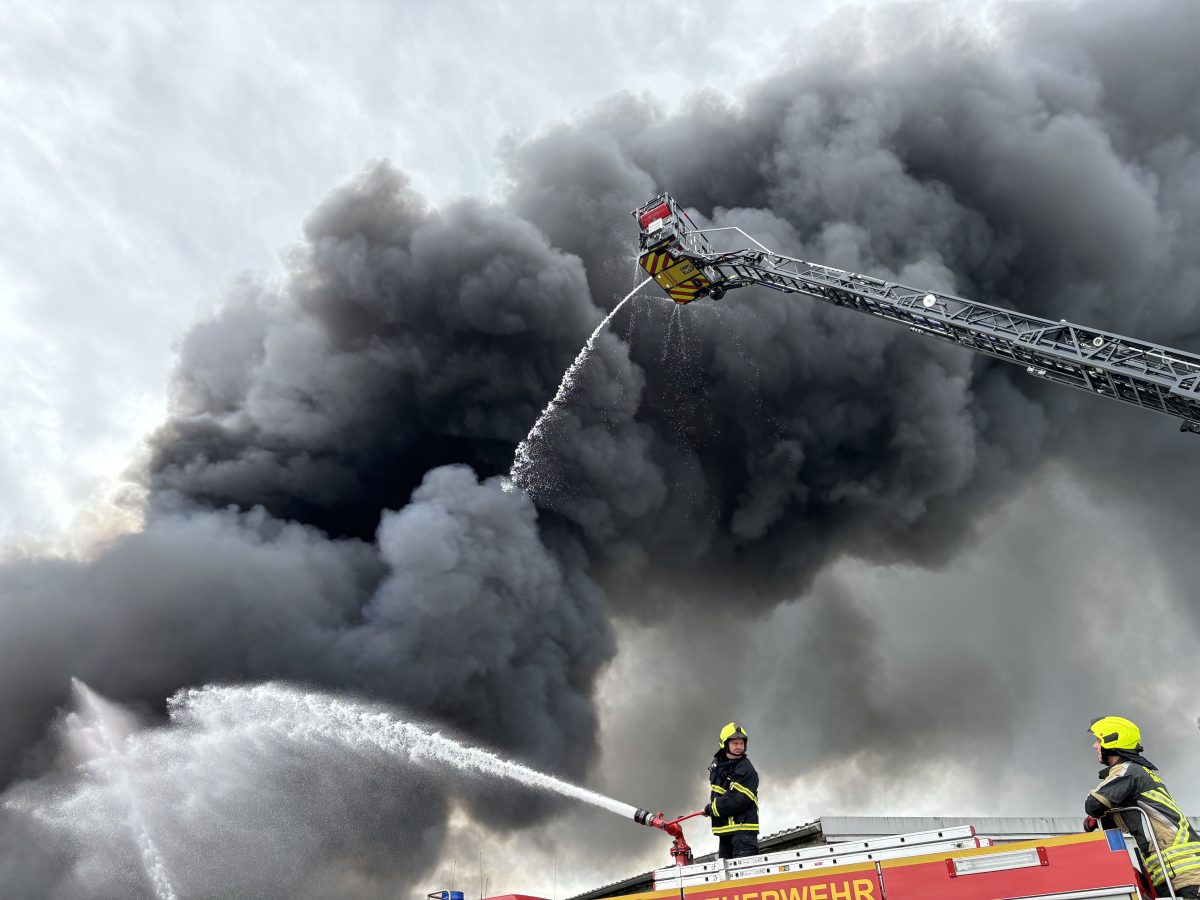 Thüringen: Schon wieder! Große Lagerhalle in Flammen – schwarze Rauchsäule über Weira