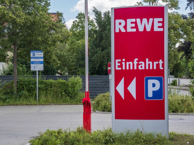 Rewe: Riesen-Zoff um E-Auto-Parkplätze – so will Supermarkt gegen Falschparker vorgehen