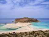 Urlaub in Griechenland: Touristen müssen durchs Wasser zum Strand warten.