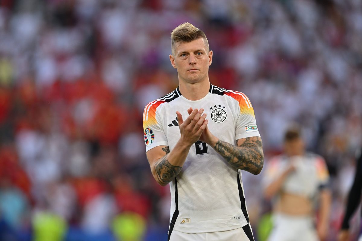 Aus dem Nichts! Toni Kroos verkündet einige Wochen nach seinem Karriereende, dass er auf dem Fußballplatz zurückkehren wird.