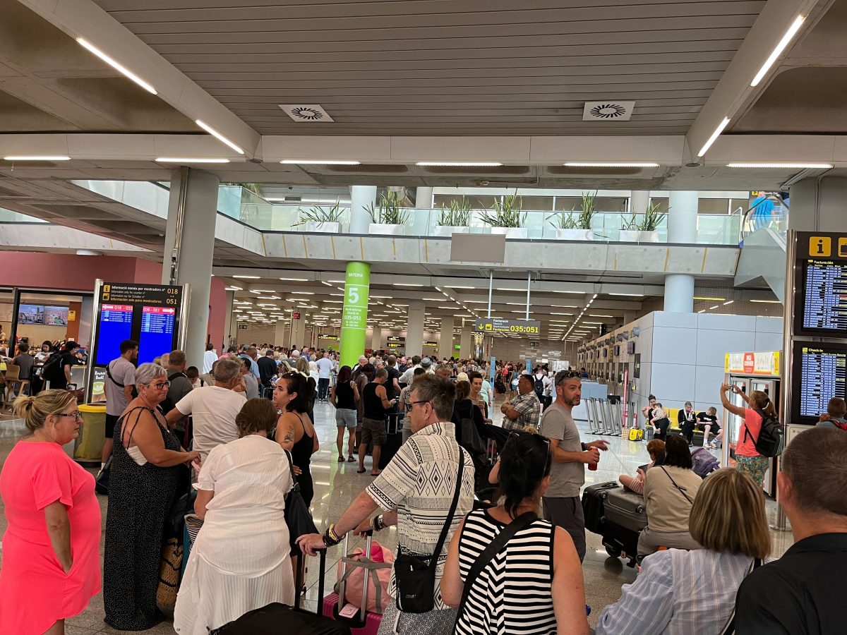 Lange Schlangen am Flughafen in Palma de Mallorca.