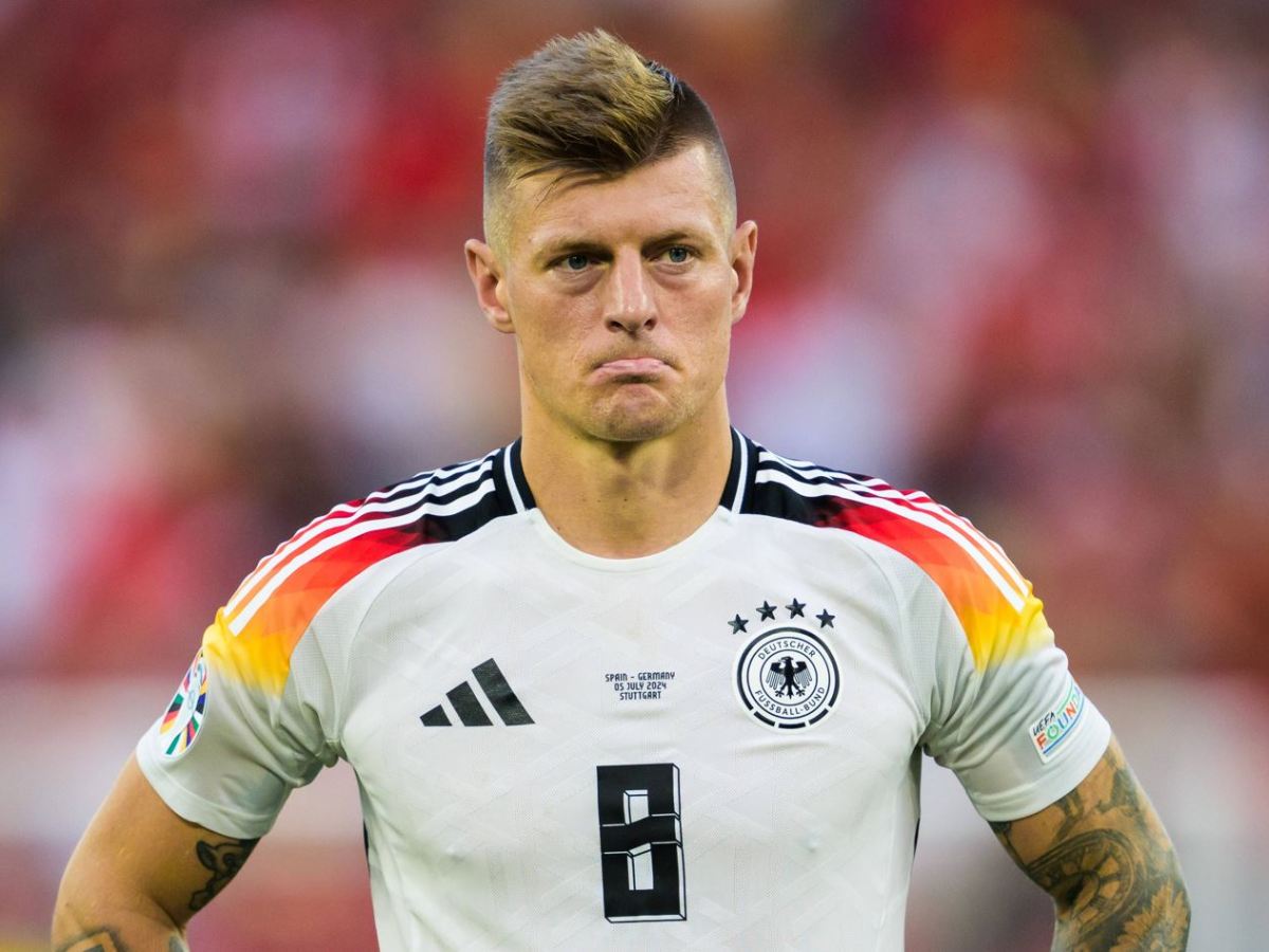 Toni Kroos blickt enttäuscht nach dem verlorenen EM-Viertelfinale gegen Spanien.