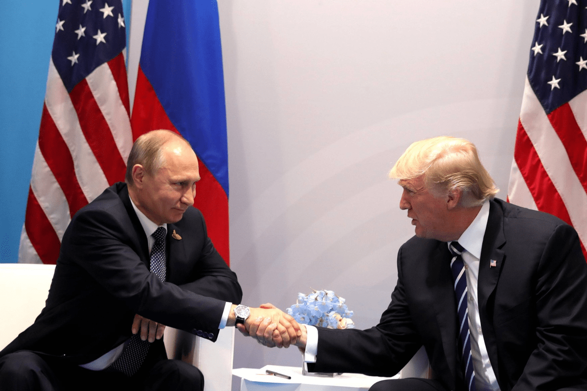 Ein Sieg von Donald Trump dürfte Putin unter die Arme greifen.