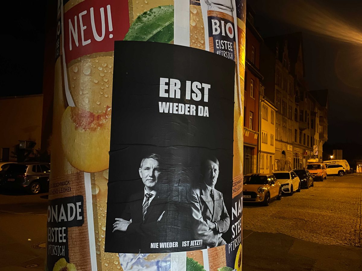 Erfurt: Plakat zeigt Höcke neben Hitler – Aktion sorgt für hitzige Diskussion! „Geisteskranker Vergleich“