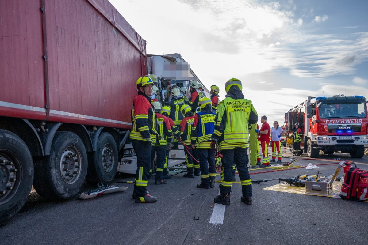 Ein Lkw-Fahrer ist auf der A4 in Thüringen schwer verunglückt.