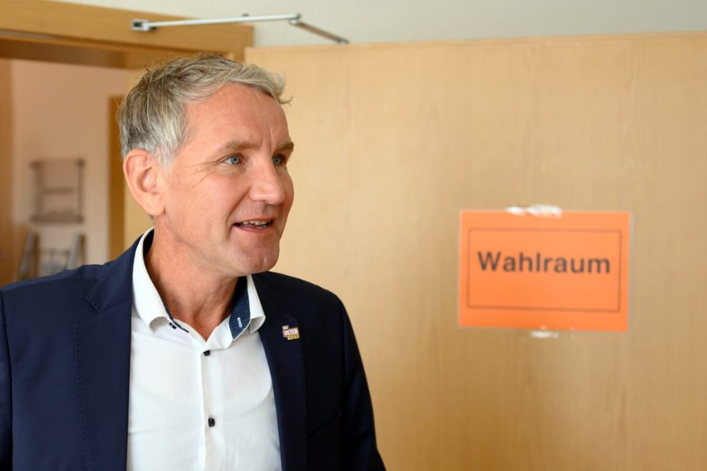 Björn Höcke, Spitzenkandidat der AfD zur Landtagswahl 2024 in Thüringen, kommt zur Stimmabgabe für die Landtagswahl in das Wahllokal.