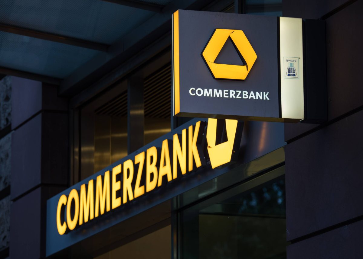 Es gibt Wirbel um die Commerzbank an der Börse.