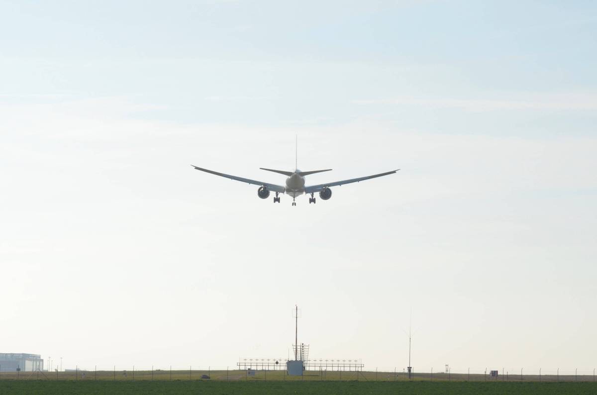 Ein Airline Flugzeug ohne Kennung beim Landeanflug auf den Flughafen Leipzig-Halle.