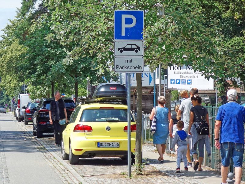 Urlaub an der Ostsee: Park-Chaos in beliebtem Ferienort! Urlauber wütend