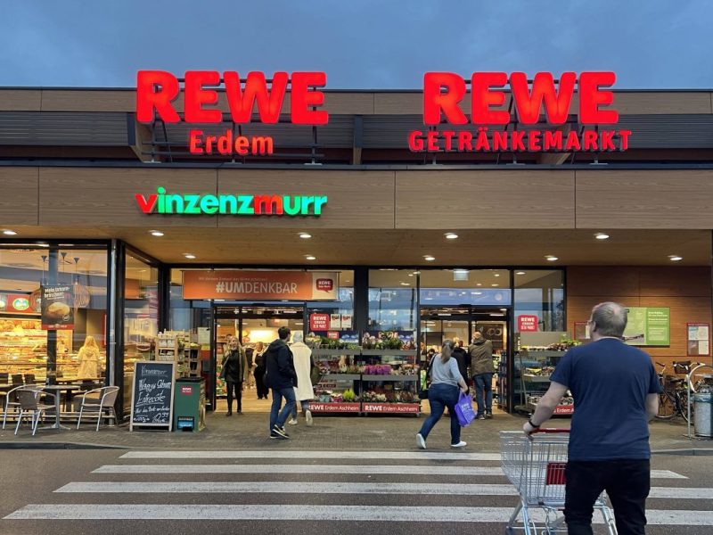 Rewe: Kunde schaut in seine Einkaufstüte – der Anblick macht ihn fassungslos