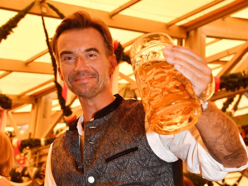 Florian Silbereisen feiert auf dem Oktoberfest – du glaubst nicht, wen er alles trifft