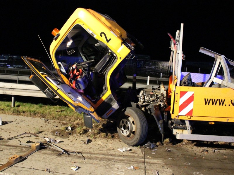 A9 in Thüringen: Stundenlange Vollsperrung! Lkw kracht ungebremst in Schilderwagen